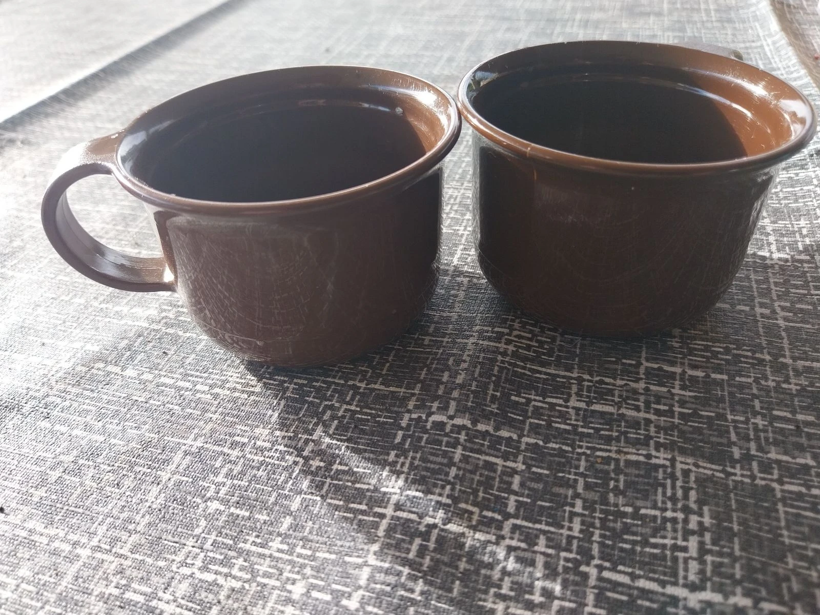 2 tasses Tupperware